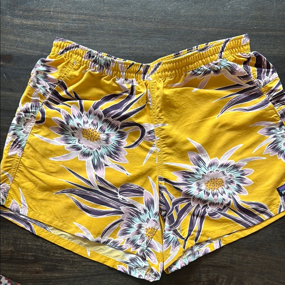 Patagonia women’s Baggies - small 5” inseam rare print!!!